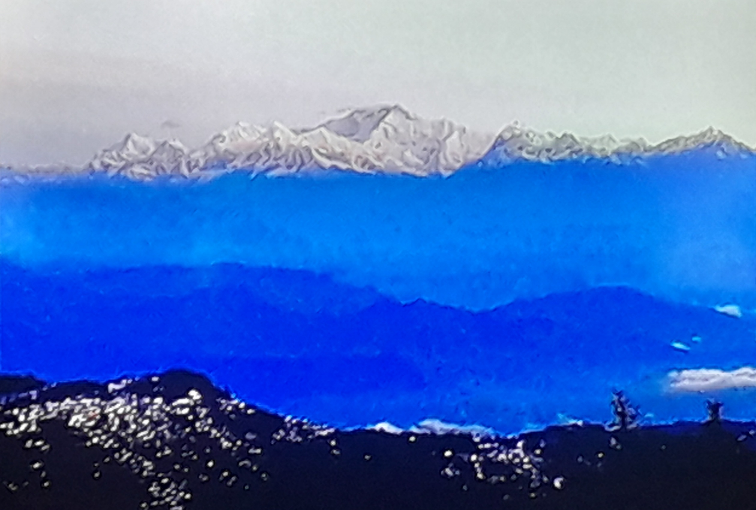 टाइगर हिलबाट कञ्चनजङ्घा हिमशृङ्खला र अगाडिका पहाडहरूको फराकिलो दृश्य